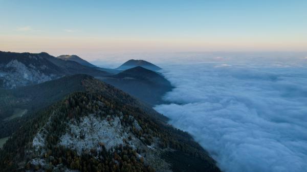 This image was taken over the clouds. You see them till the horizon. On this image the mountains form a big island on the left with the clouds on the right.