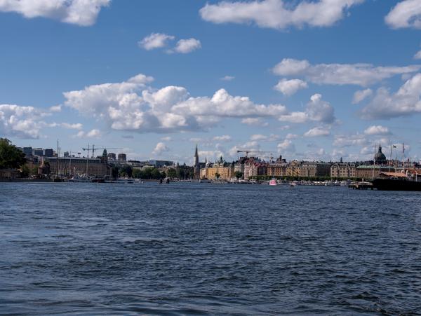 The Stockholms skyline photographed from the perspective of a bouat.
