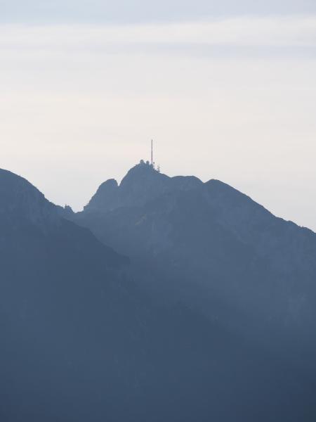 Ein nebliges Bild eines Alpenbergs.