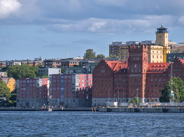 Ein Hotel und einige andere Gebäude an der Küste von Stockholm.