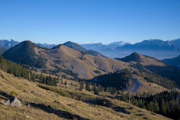 Das Bild zeigt eine Landschaft in den bayerischen Alpen. Die Szene wurde im Winter aufgenommen, aber nur auf den Bergen in der Ferne liegt Schnee.