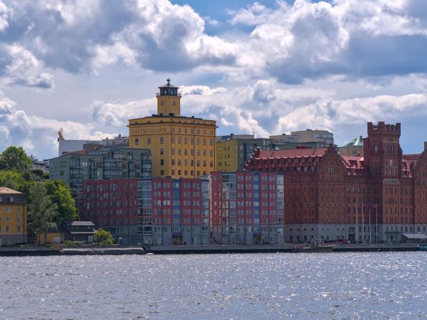 Einige Gebäude an der Küste von Stockholm.