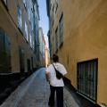 Spaziergang durch Gamla Stan - Mann schlendert durch eine Gasse in Stockholms Altstadt