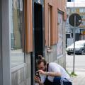 Ein Auge für die kleinen Dinge - Mann fotografiert einen Blumenschuh auf einem Gehweg in Luleå