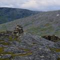 Zwischen Gedanken und Geröll - Wanderer raucht im Fjäll