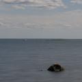 Ein Stein in der Ostsee - glattes Wasser bis zum Horizont