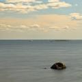 Weicher Horizont - ein einzelner Findling im ruhigen Meer