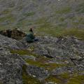 Der Berg hört zu - Wanderer raucht im kargen Fjäll