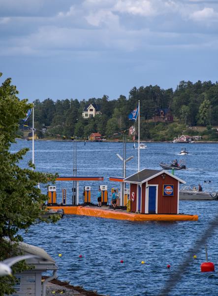 Eine schwimmende Tankstelle im Stockholmer Schärengarten.