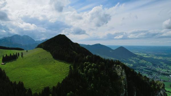 Vacker vy över de bayerska bergen Riesenkopf och Maiwand med frodigt gröna sluttningar.