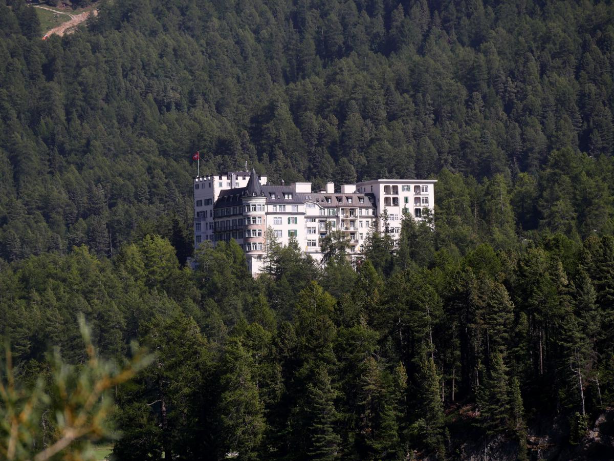 Altes Gebäude / Burg in einem Schweizer Wald.