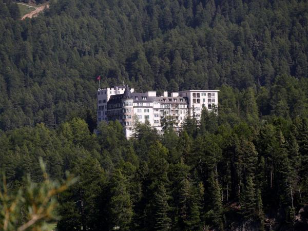 Altes Gebäude / Burg in einem Schweizer Wald.