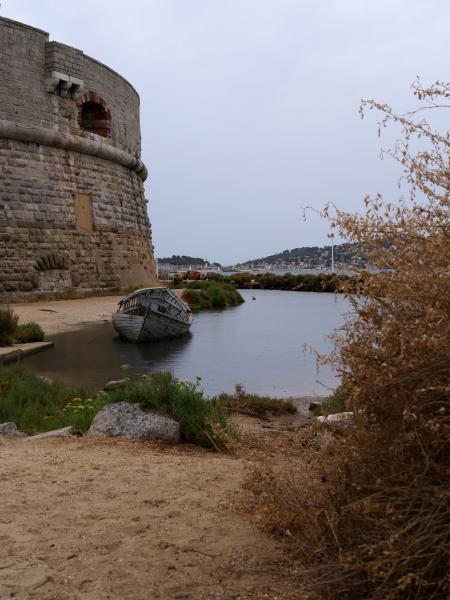 Altes Gebäude und Boot am Meer in Frankreich.