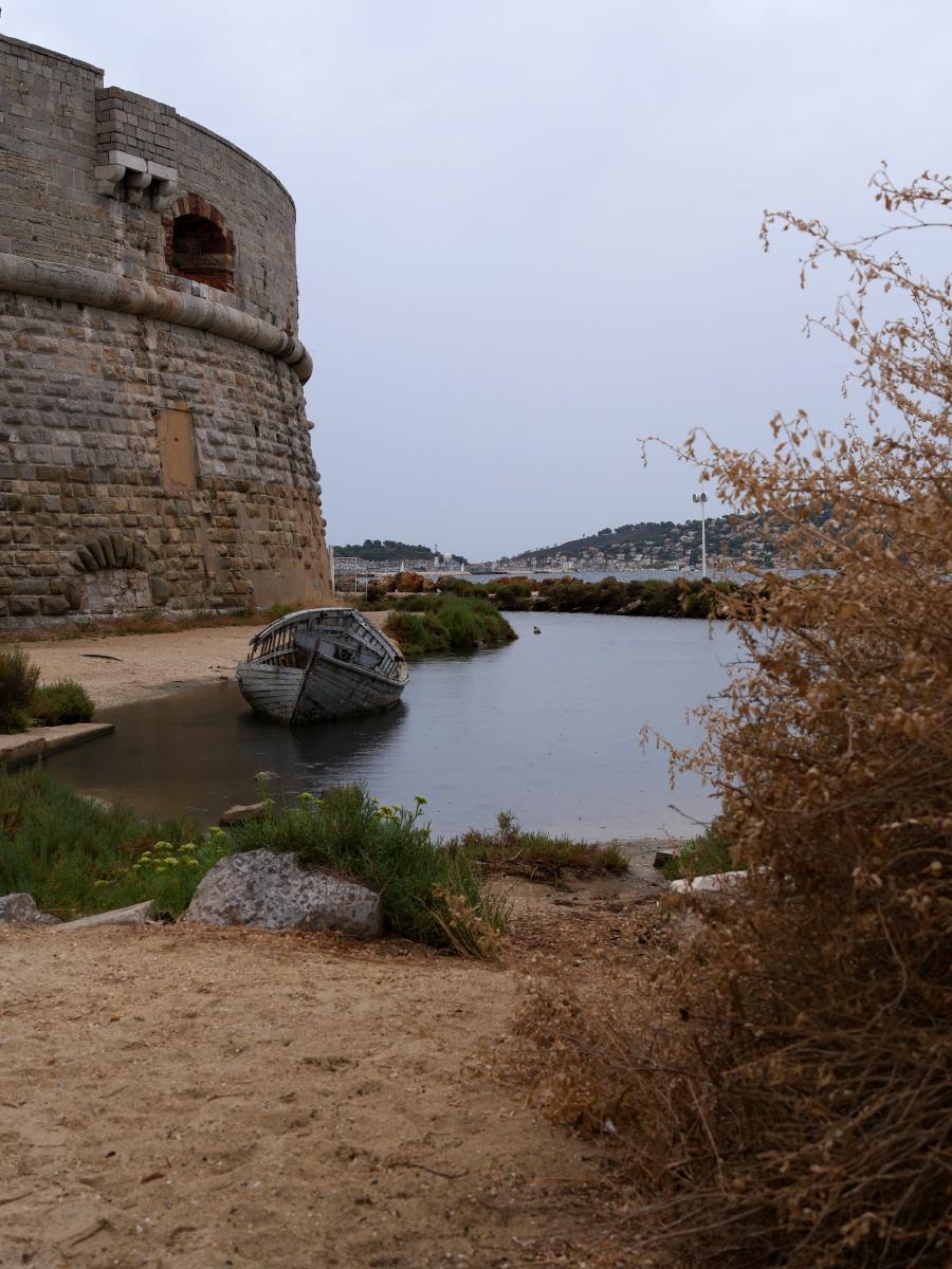 Altes Gebäude und Boot am Meer in Frankreich.