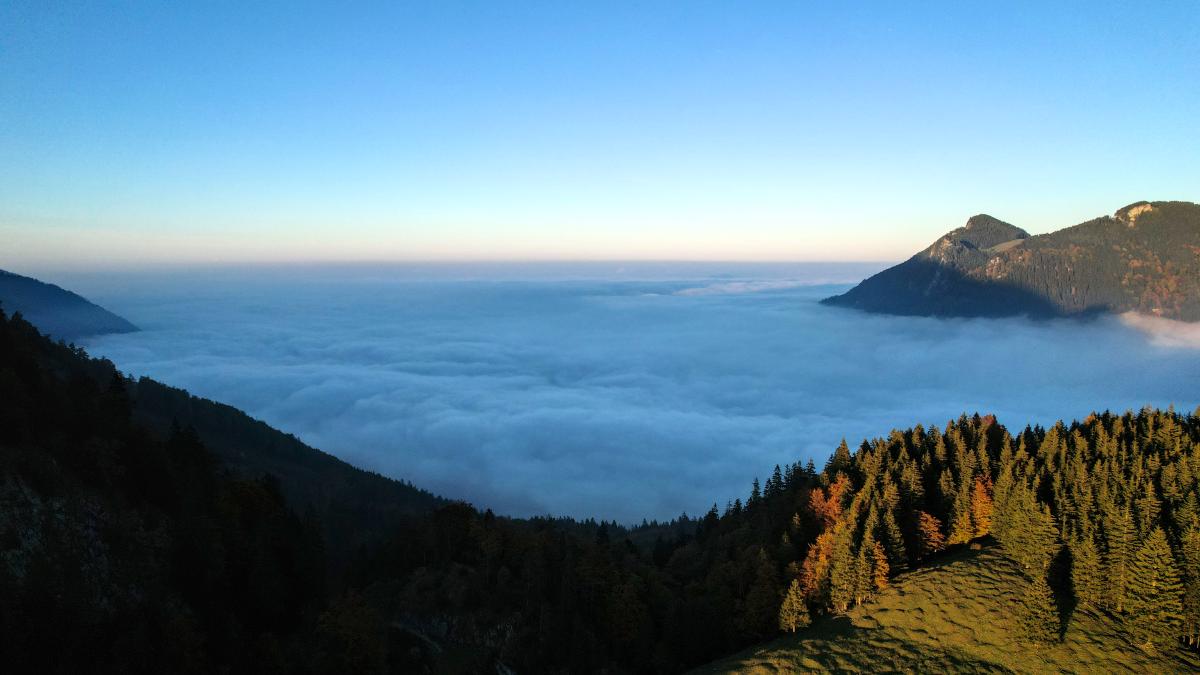 Dieses Bild wurde über den Wolken aufgenommen. Man sieht sie bis zum Horizont. Die Berggipfel sehen aus wie Inseln.