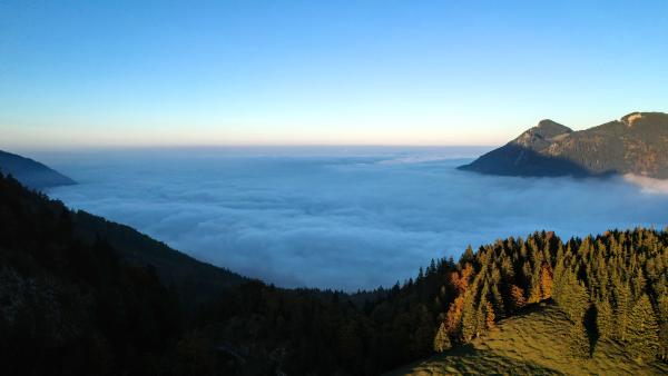 Dieses Bild wurde über den Wolken aufgenommen. Man sieht sie bis zum Horizont. Die Berggipfel sehen aus wie Inseln.