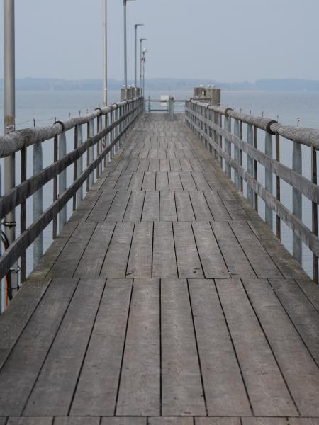 Ein Steg, der in einen See hinausführt.