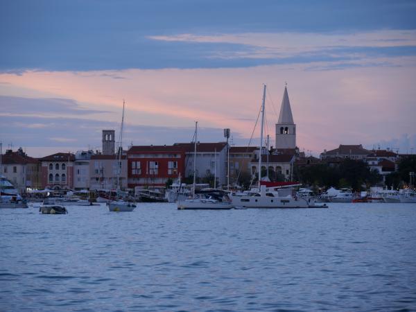 Foto der kroatischen Stadt Porec am Abend.