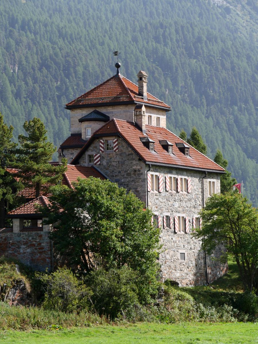 Altes Gebäude / Turm an einem Schweizer See.