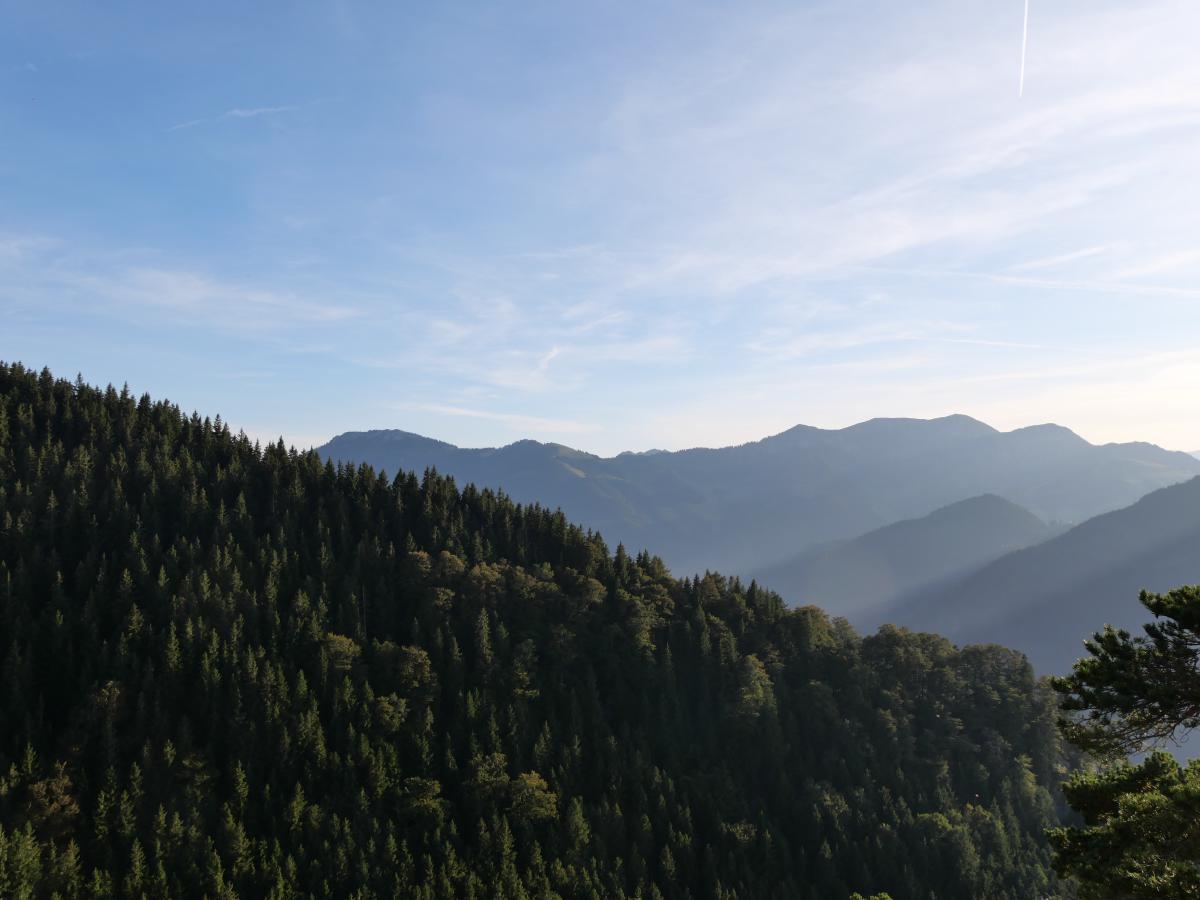 Ein Bild von Bergen und Licht, das wunderschön zwischen ihnen hindurchscheint.