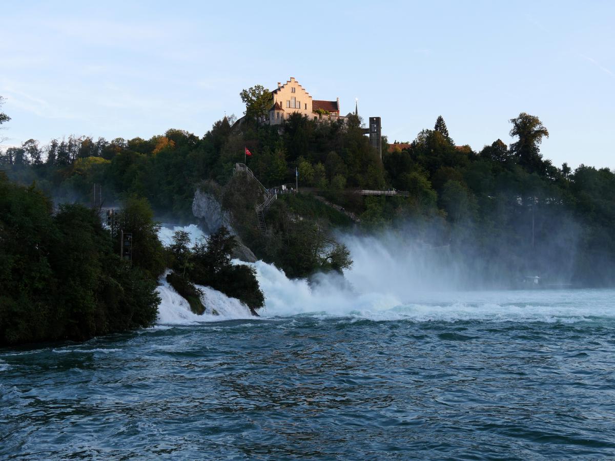 Bild des Rheinfalls in der Schweiz. Altes Gebäude im Hintergrund.