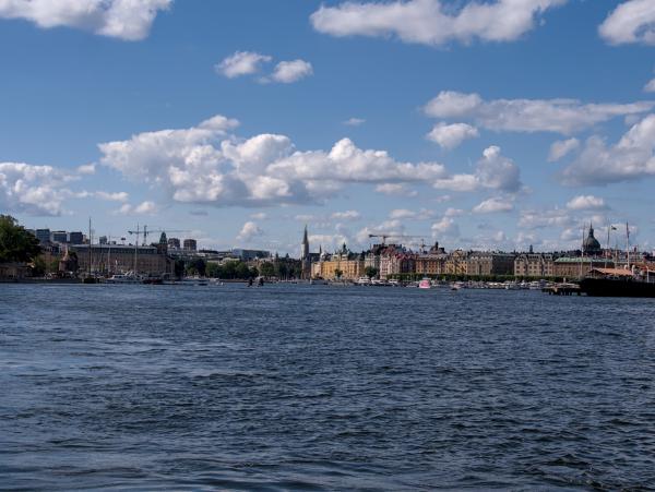 Die Skyline von Stockholm, fotografiert aus der Perspektive eines Bootes.