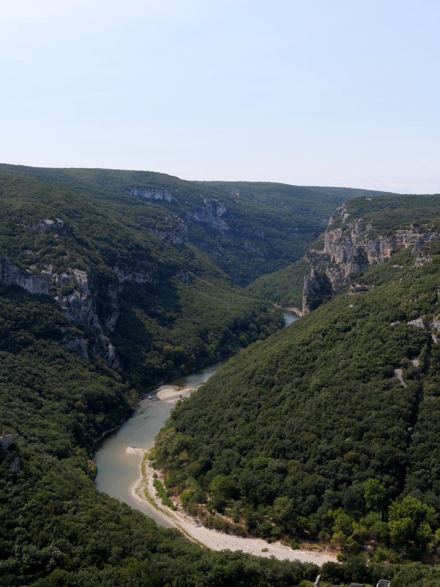 Ein Fluss, der sich um große Felsen schlängelt.