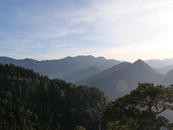 Ein Bild von Bergen und Licht, das wunderschön zwischen ihnen hindurchscheint.