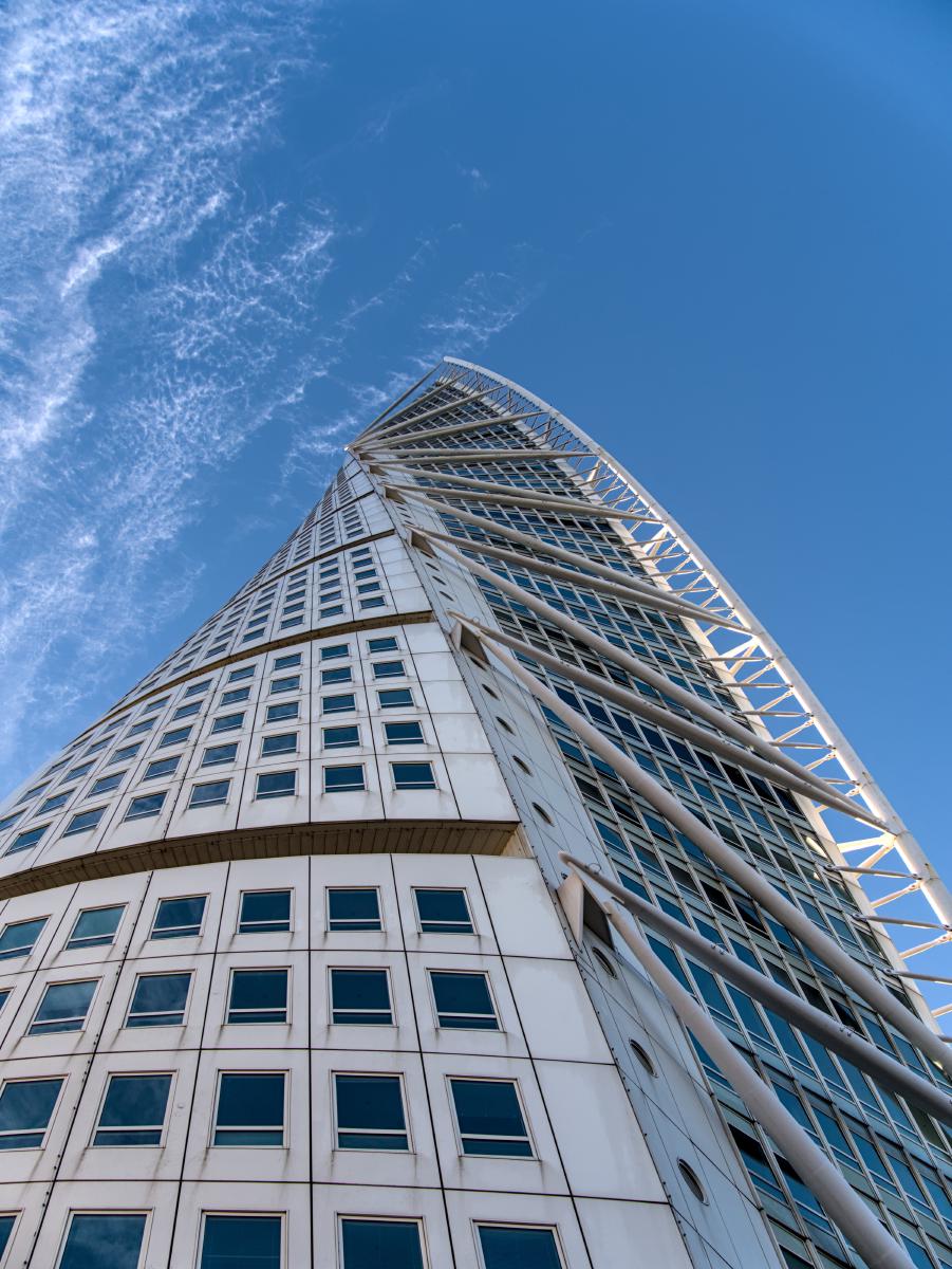 Der Turning-Torso-Turm in Malmö, vom Boden aus fotografiert.