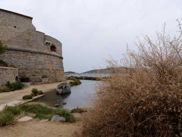 Altes Gebäude und Boot am Meer in Frankreich.