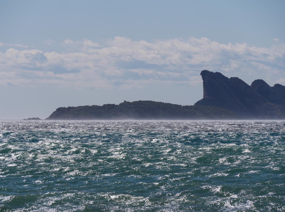 Foto einer Insel, aufgenommen in Frankreich. Das Meer ist rau, aber das Wetter ist gut.