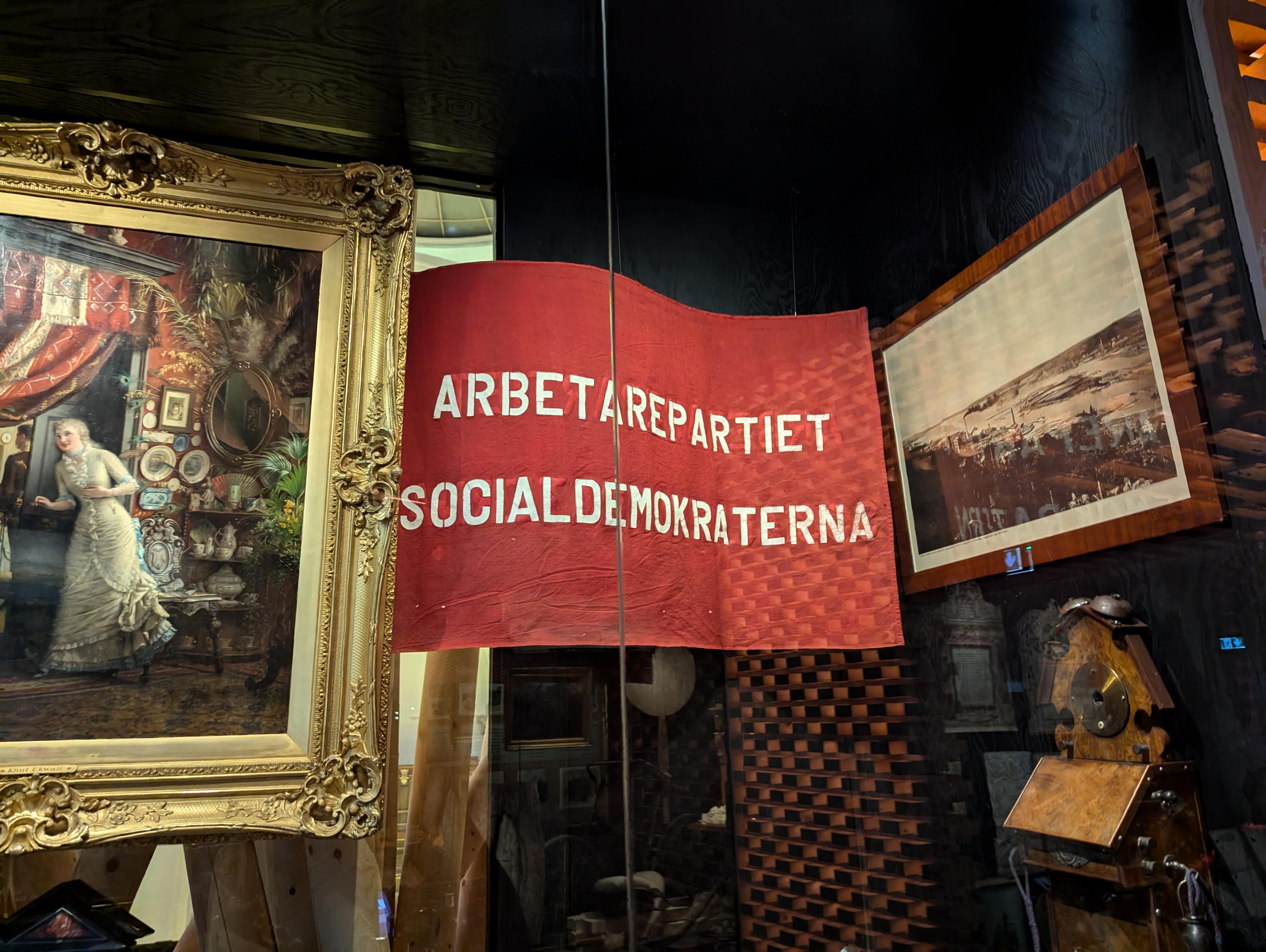 En bild med texten “Arbetarpartiet Socialdemokraterna” på ett museum