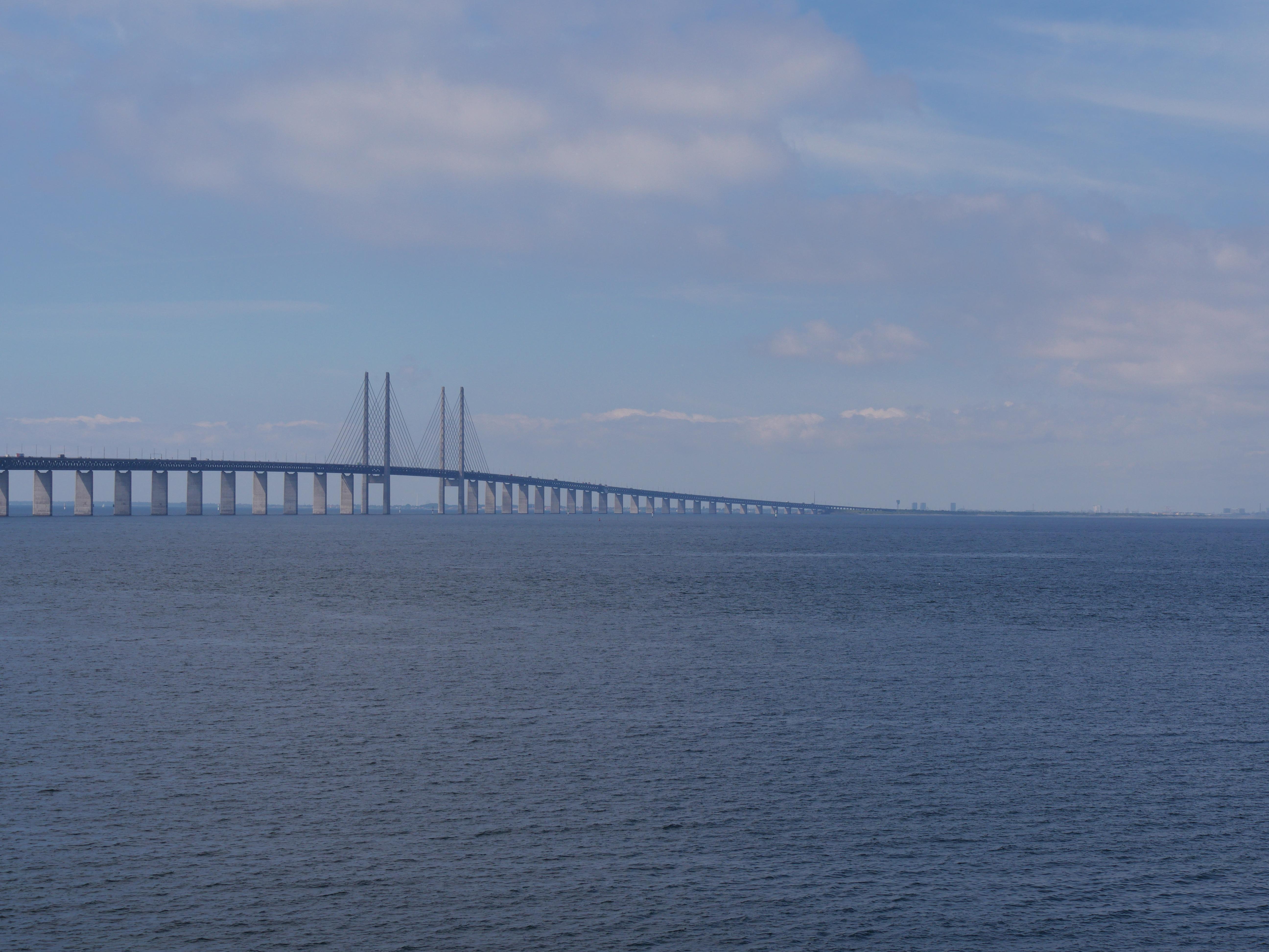 Öresundsbron fotograferad från Sverige med en titt på Köpenhamn