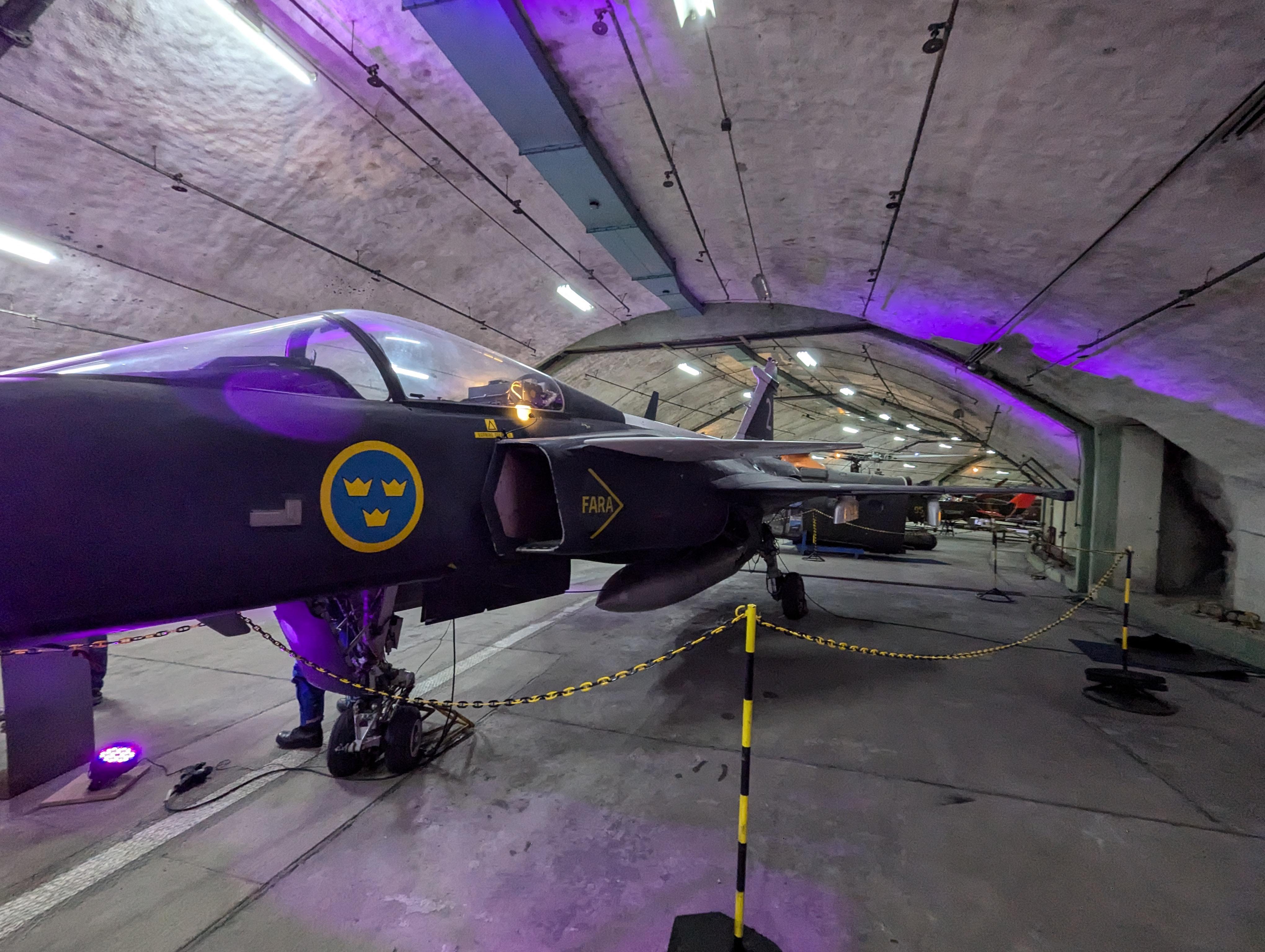 Ett flygplan i en bunker/museum