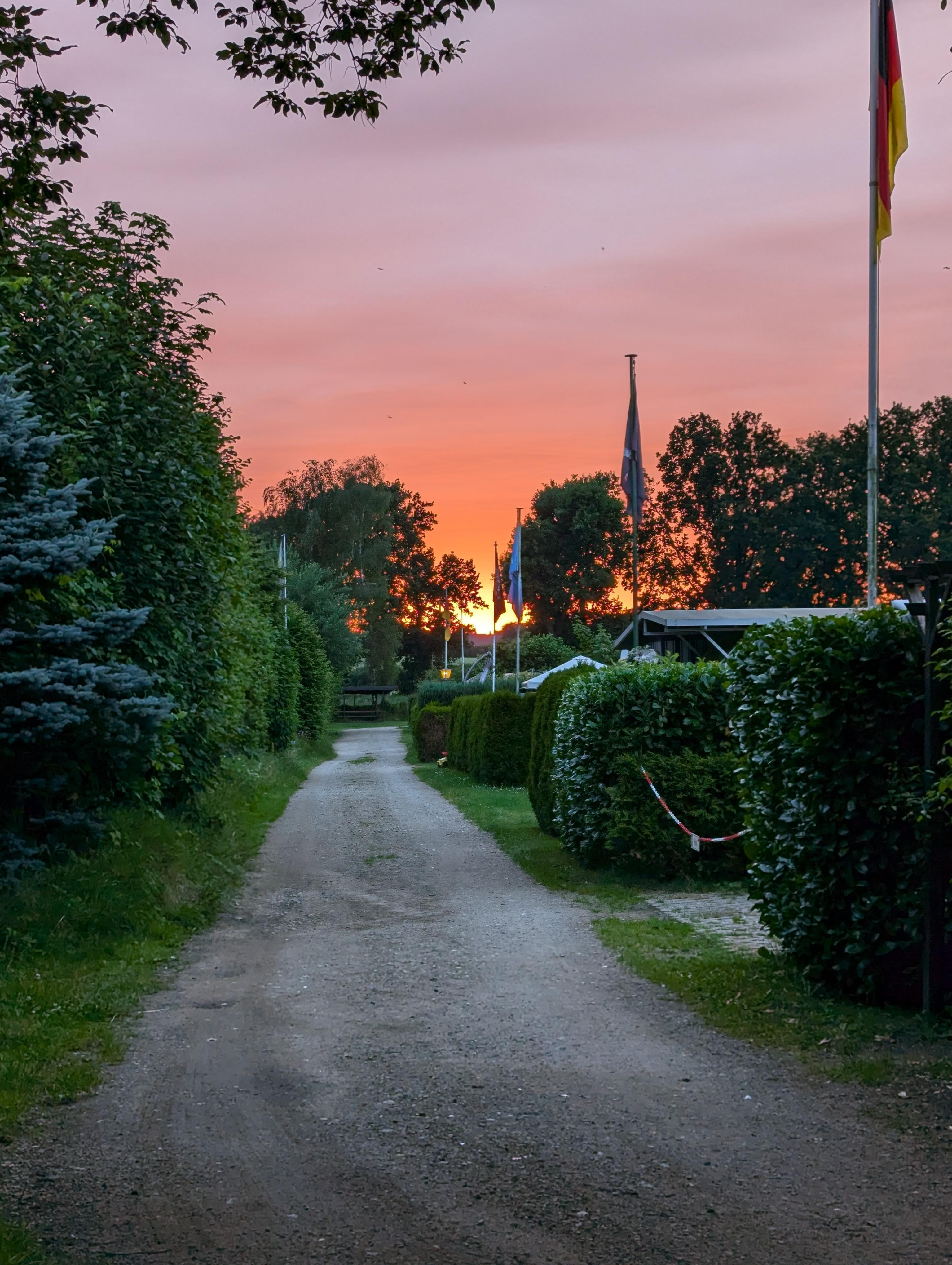 Solnedgång på en campingplats i norra Tyskland nära Hamburg.